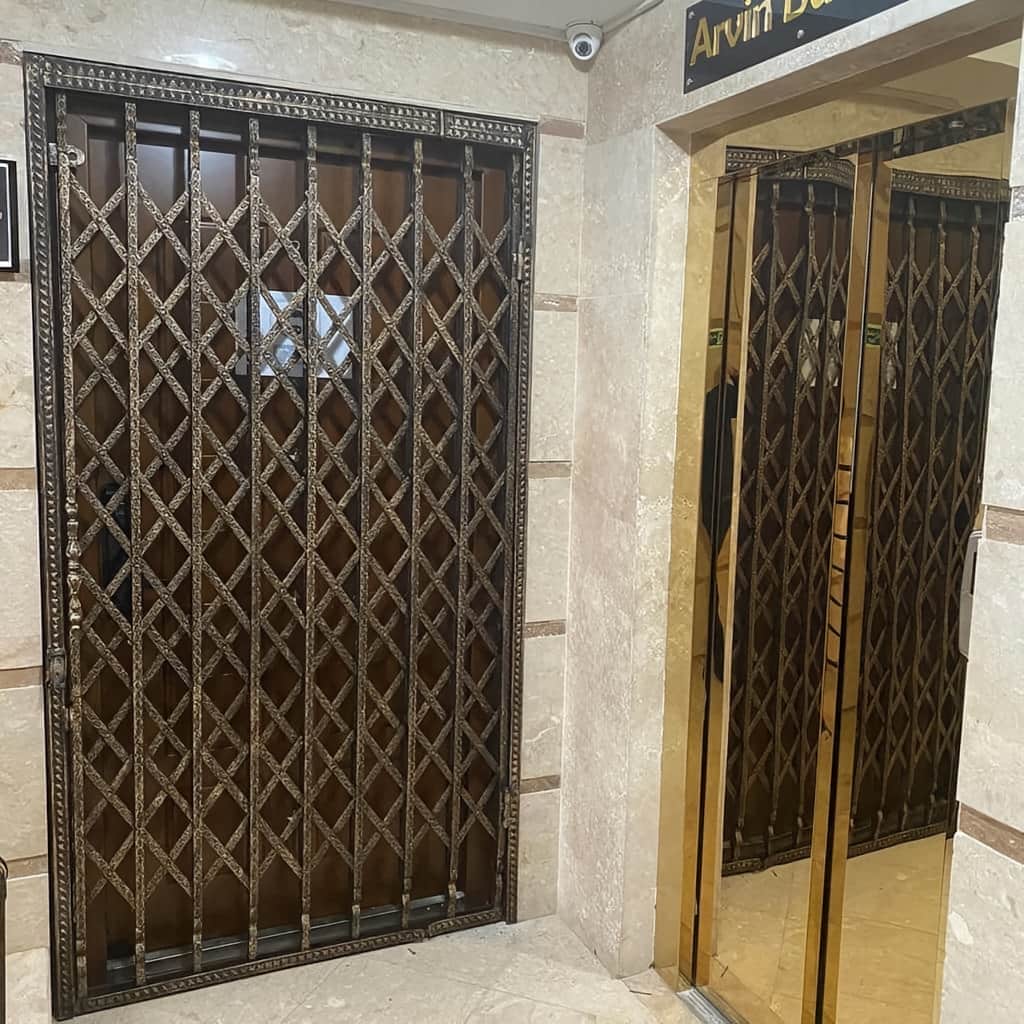 کرکره فلزی رنگ شده نما