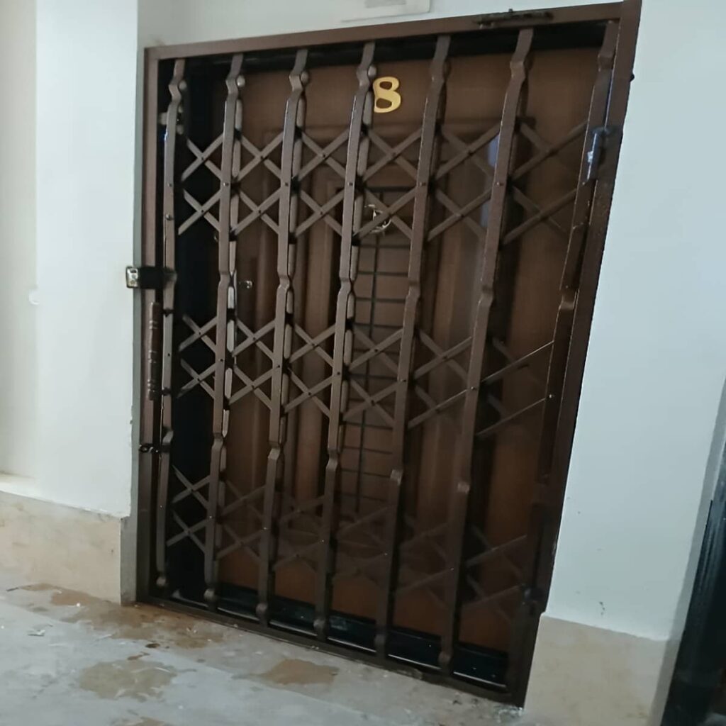 درب آکاردئونی ورودی قدیمی