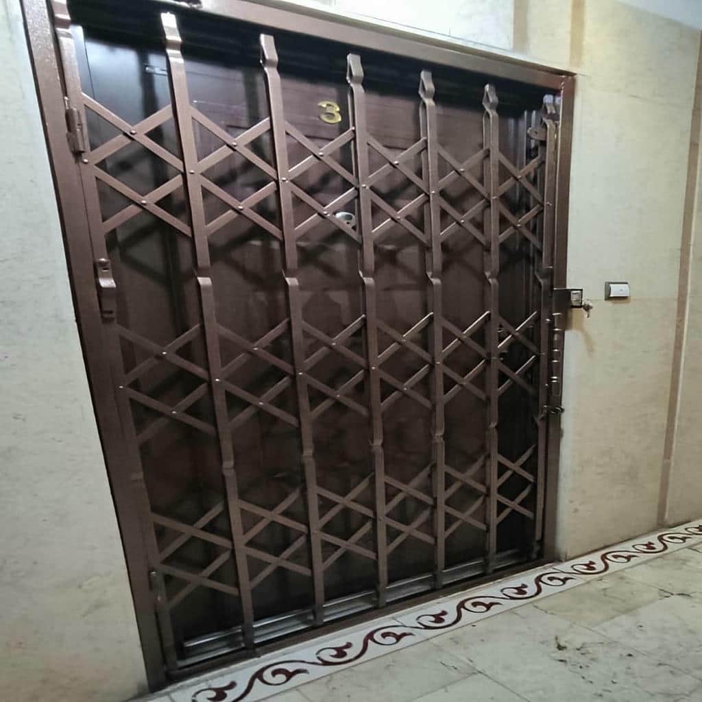 محافظ درب منزل رنگ شده