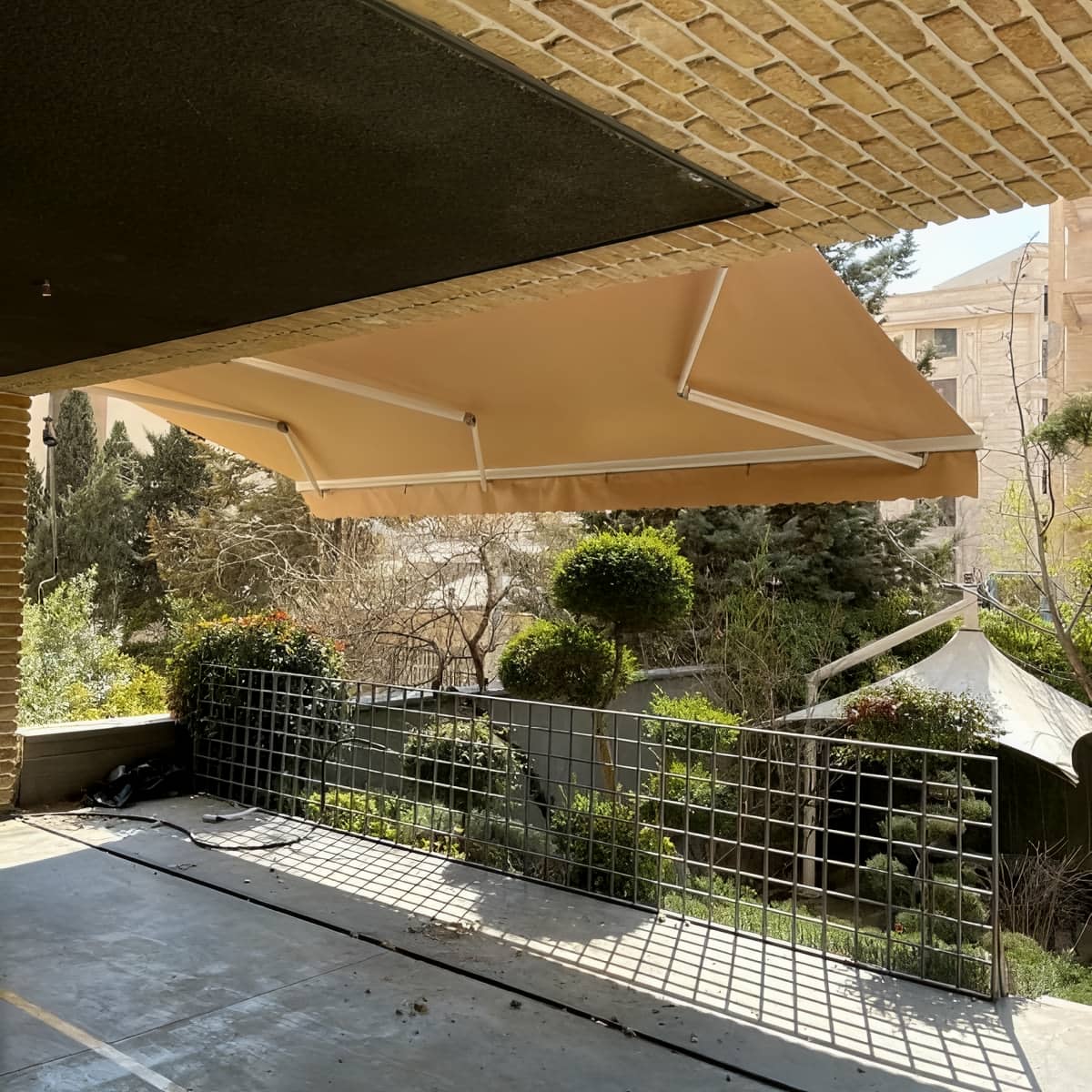 سایبان بالکن برقی نمای ساختمان مرکز عرضه سایبان بالکن سفارشی برای بازسازی ساختمانهای قدیمی