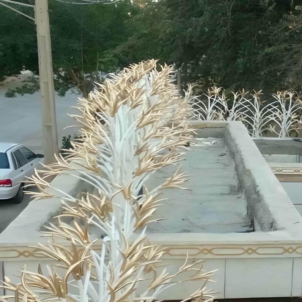 حفاظ شاخ گوزنی کنار دیوار فلزی
