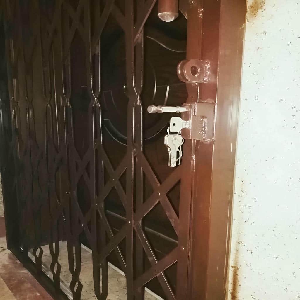 بازدید کارشناس از دهانه نامتقارن ورودی واحد کرمانشاه بازدید کارشناس از دهانه نامتقارن ورودی واحد کرمانشاه