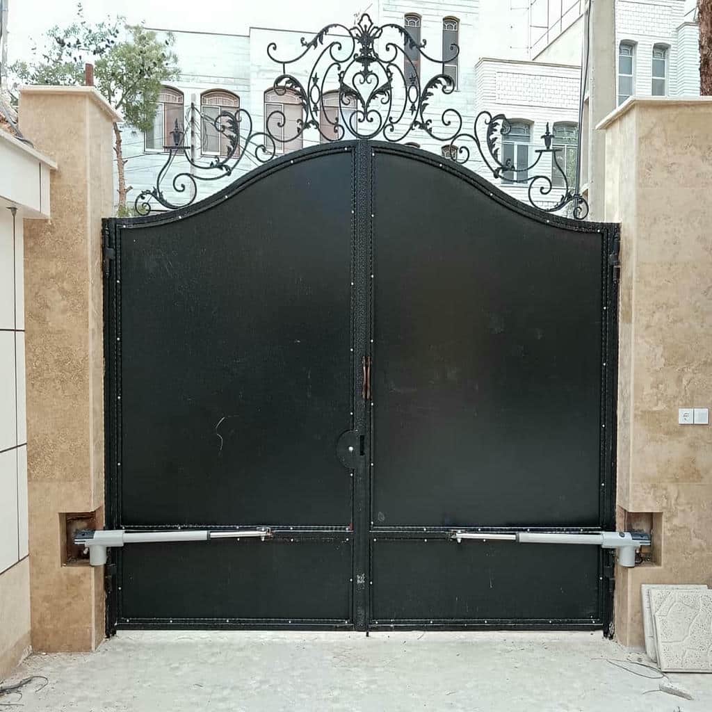 جک بازویی فلزی کنار درب حیاط ویلایی