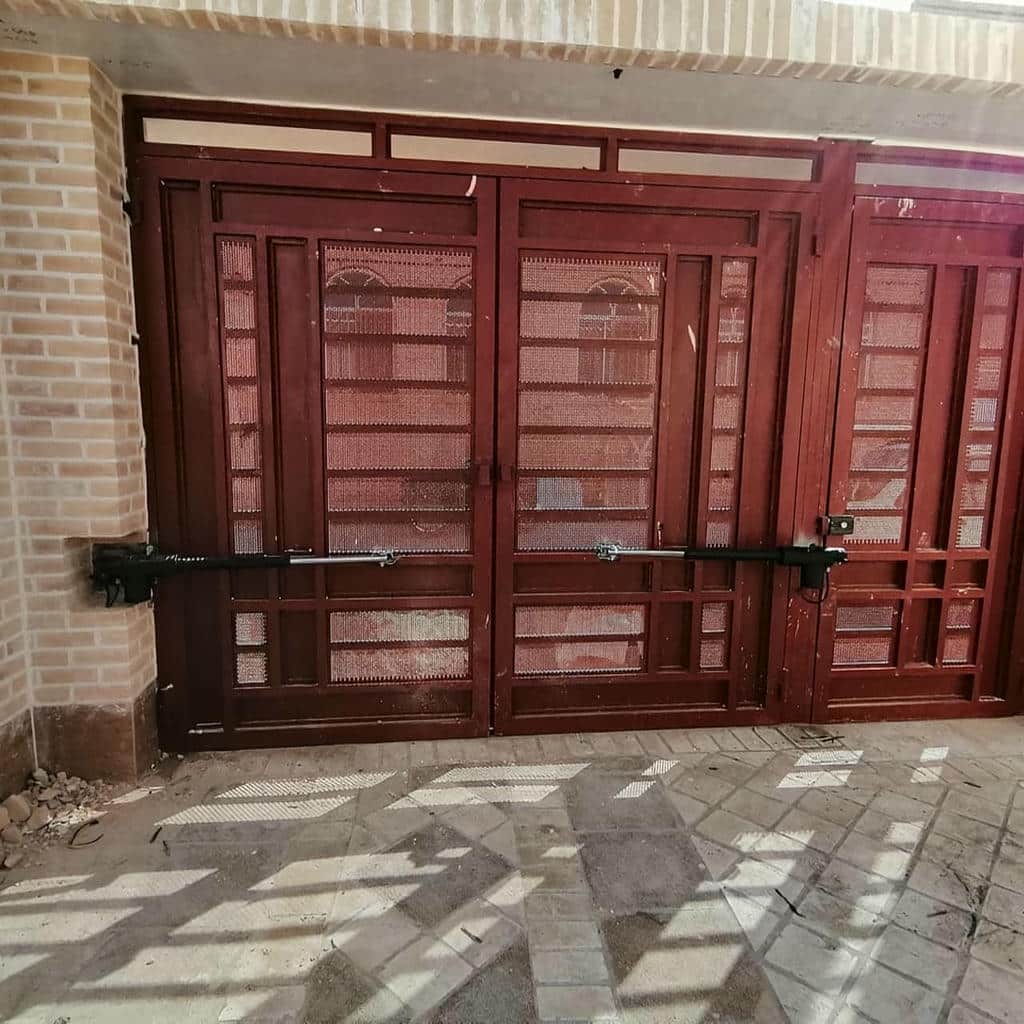 جک بازویی فلزی کنار ستون ورودی رشت جک بازویی فلزی کنار ستون ورودی رشت