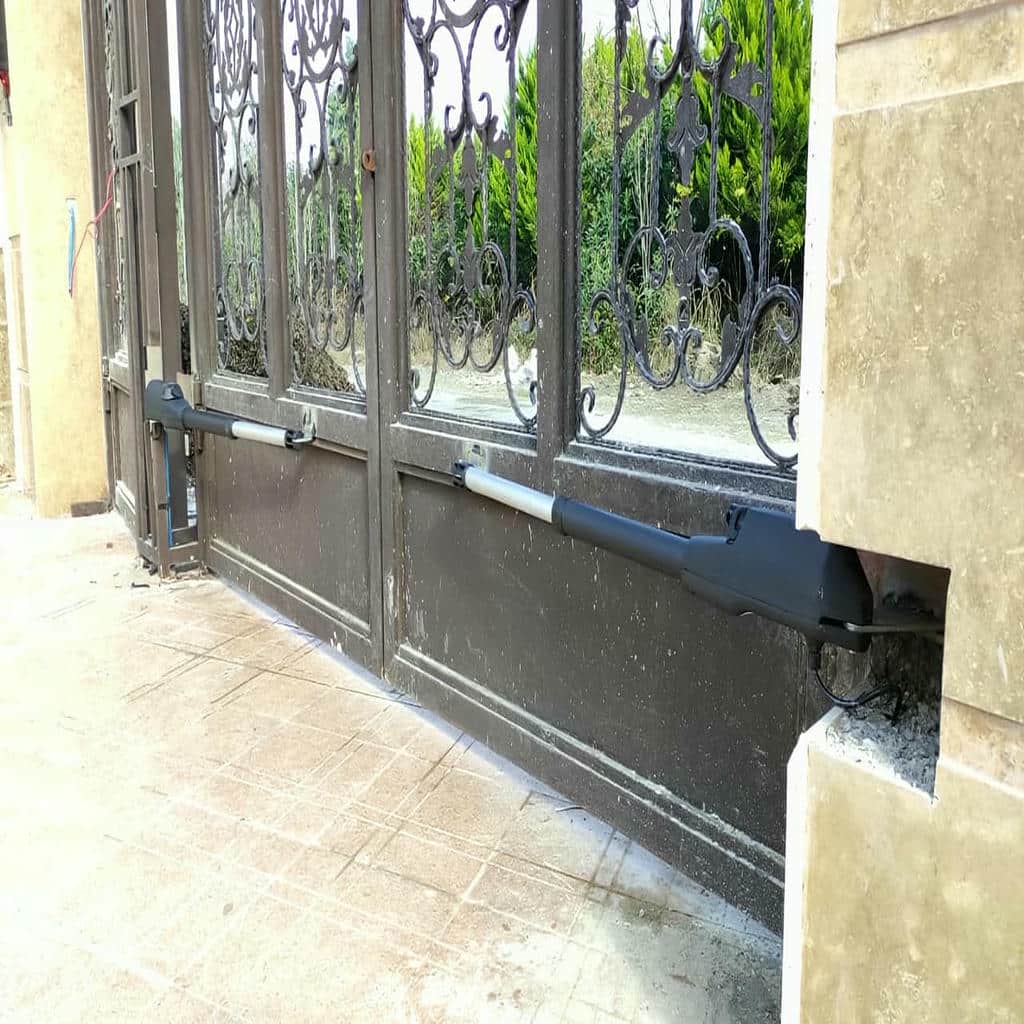 جک بازویی نصب شده کنار ستون ورودی ساختمان در استان خراسان رضوی