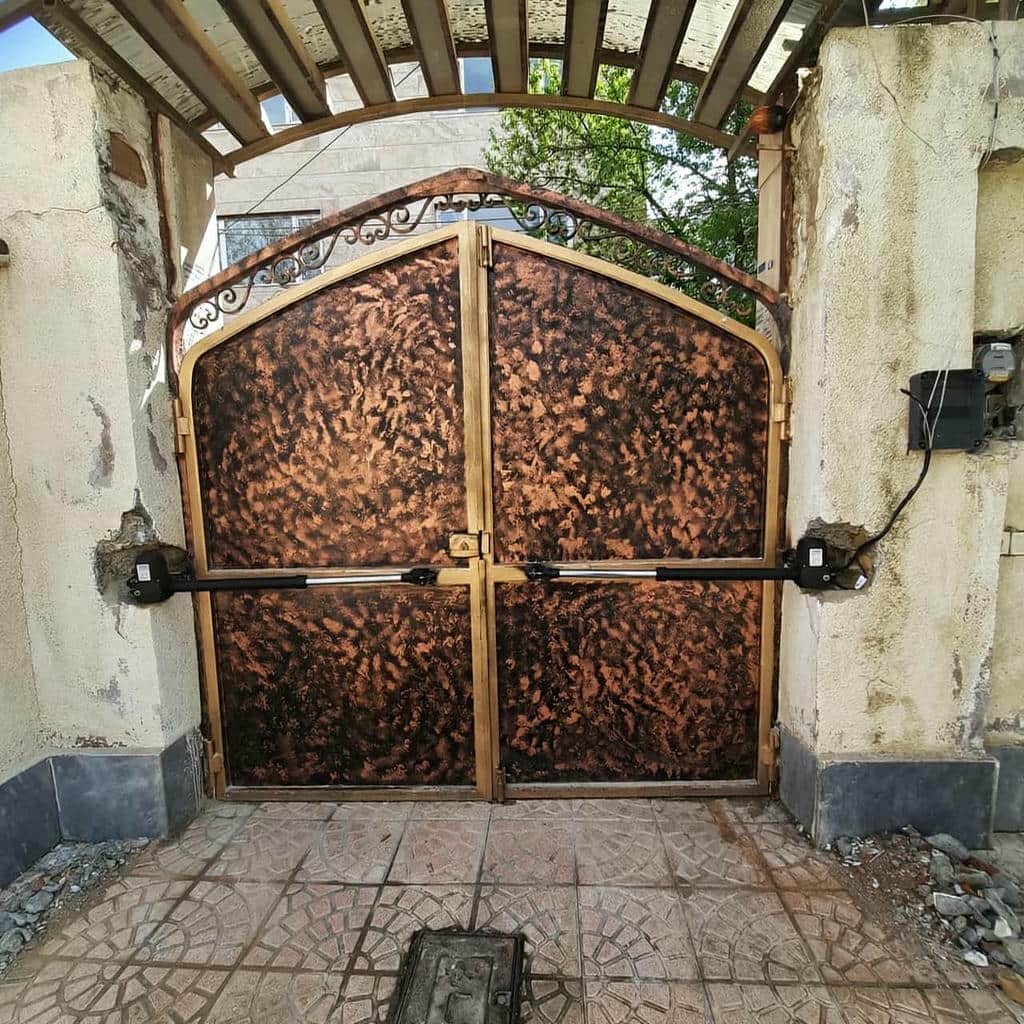 جک درب پارکینگ بازویی روی درب فلزی