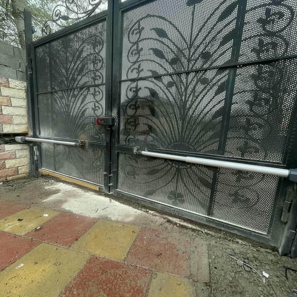 جک درب پارکینگ بازویی مشکی برای ورودی مسکونی