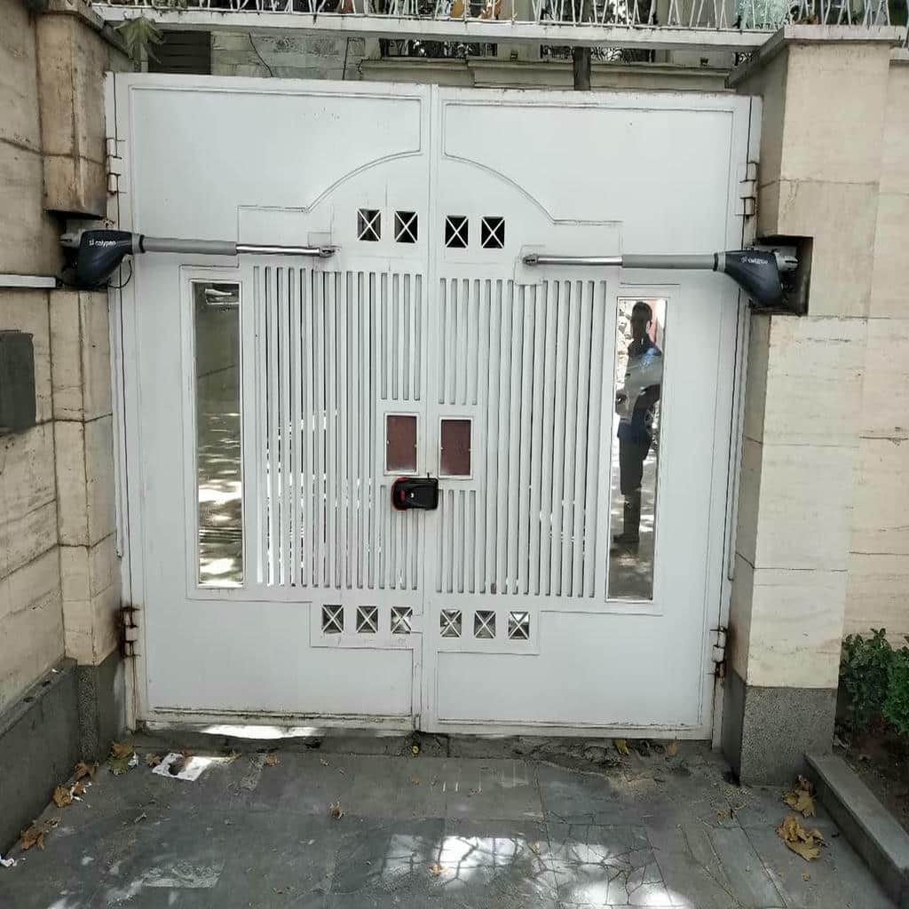 جک درب پارکینگ بازویی مشکی نصب شده در شهرکرد