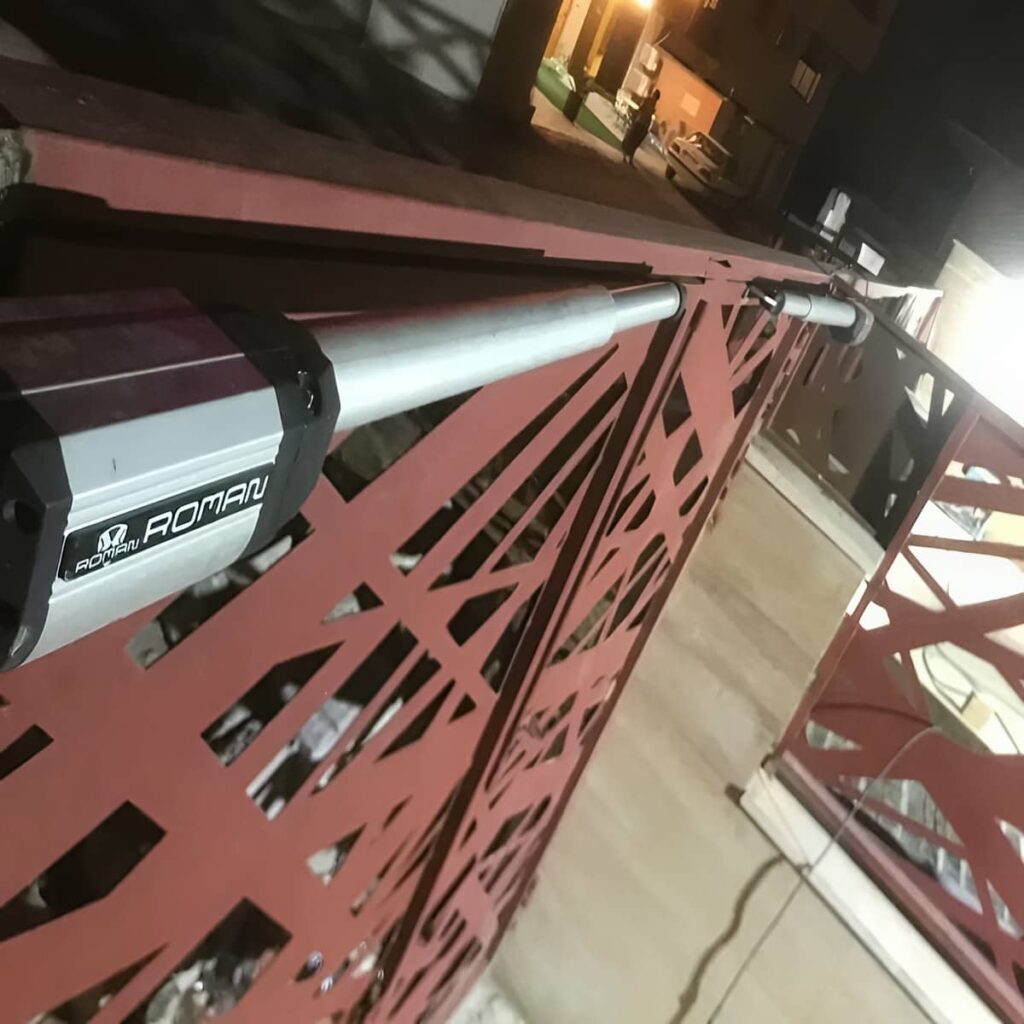 جک درب پارکینگ در نمای ورودی ساختمان سنگی