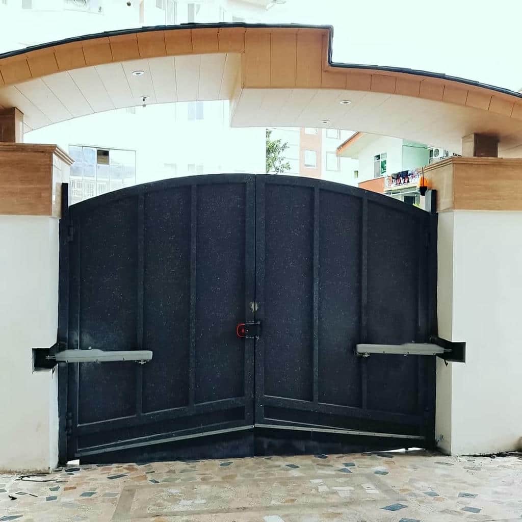 جک درب پارکینگ در نمای ورودی ساختمان