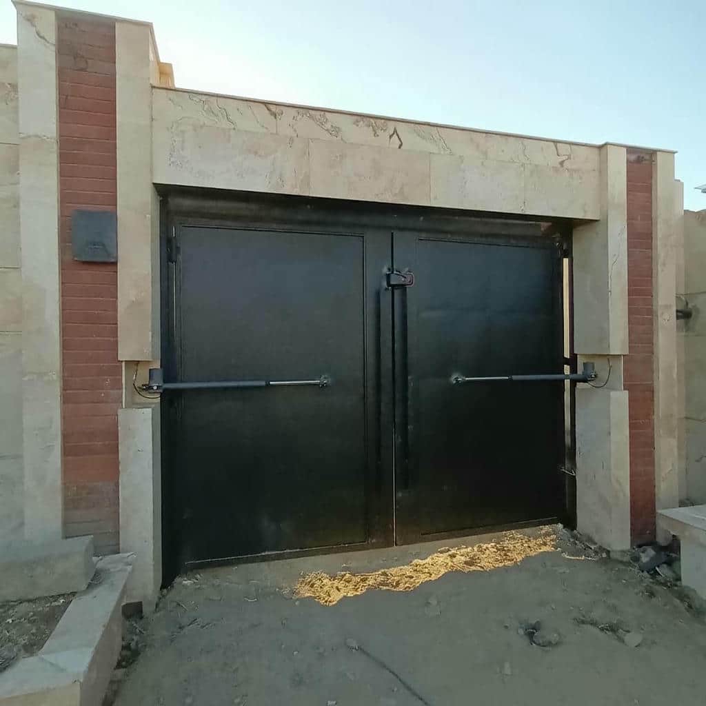 جک درب پارکینگ دو لنگه با بازوهای متقارن