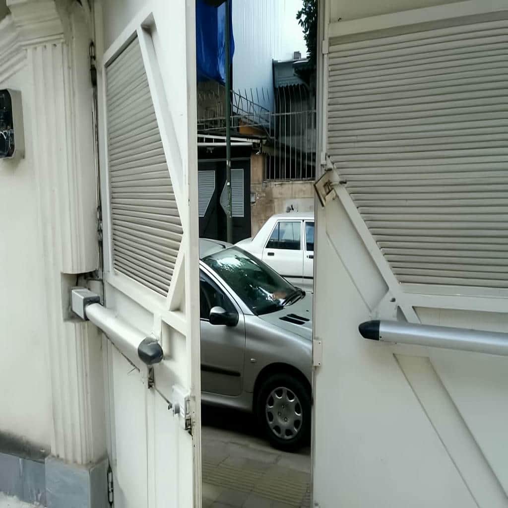 جک درب پارکینگ دو لنگه با بدنه مشکی
