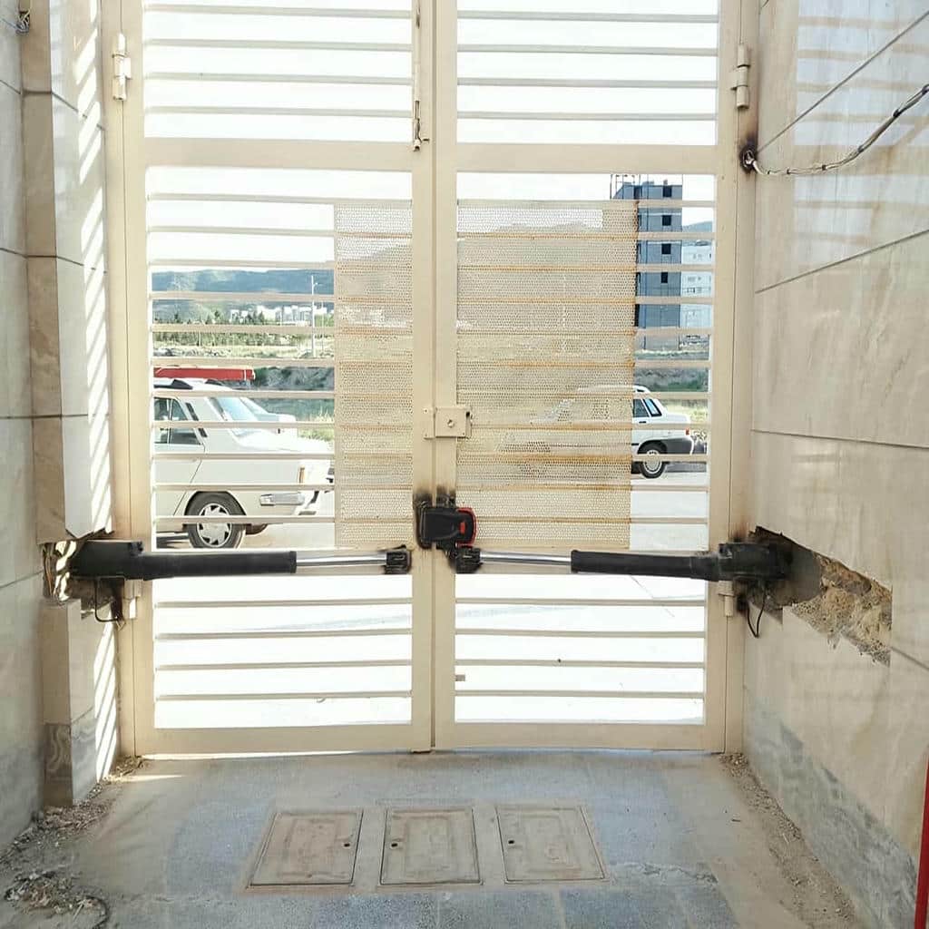 جک درب پارکینگ دو لنگه روی ورودی فلزی