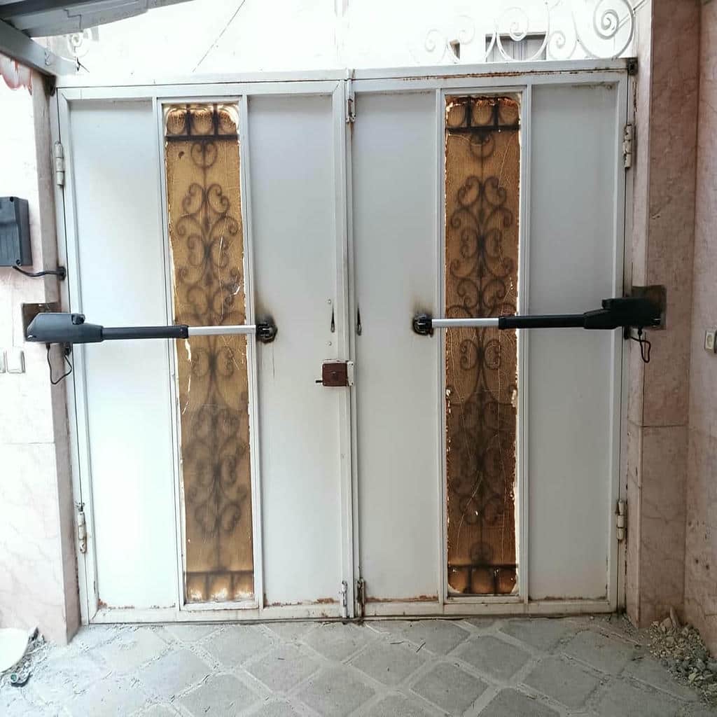 جک درب پارکینگ روی درب آهنی حیاط مسکونی جک درب پارکینگ روی درب آهنی حیاط مسکونی