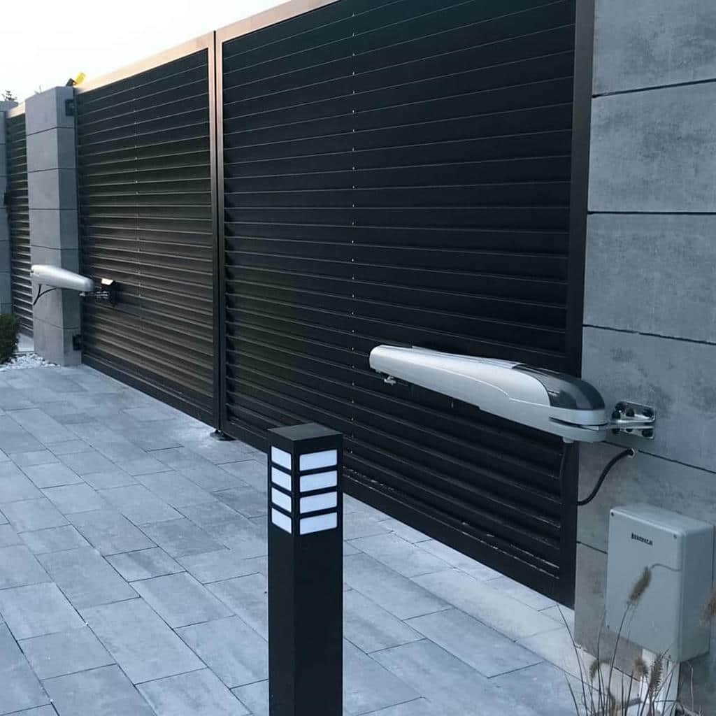 جک درب پارکینگ روی ورودی ویلایی با نمای سنگی جک درب پارکینگ روی ورودی ویلایی با نمای سنگی