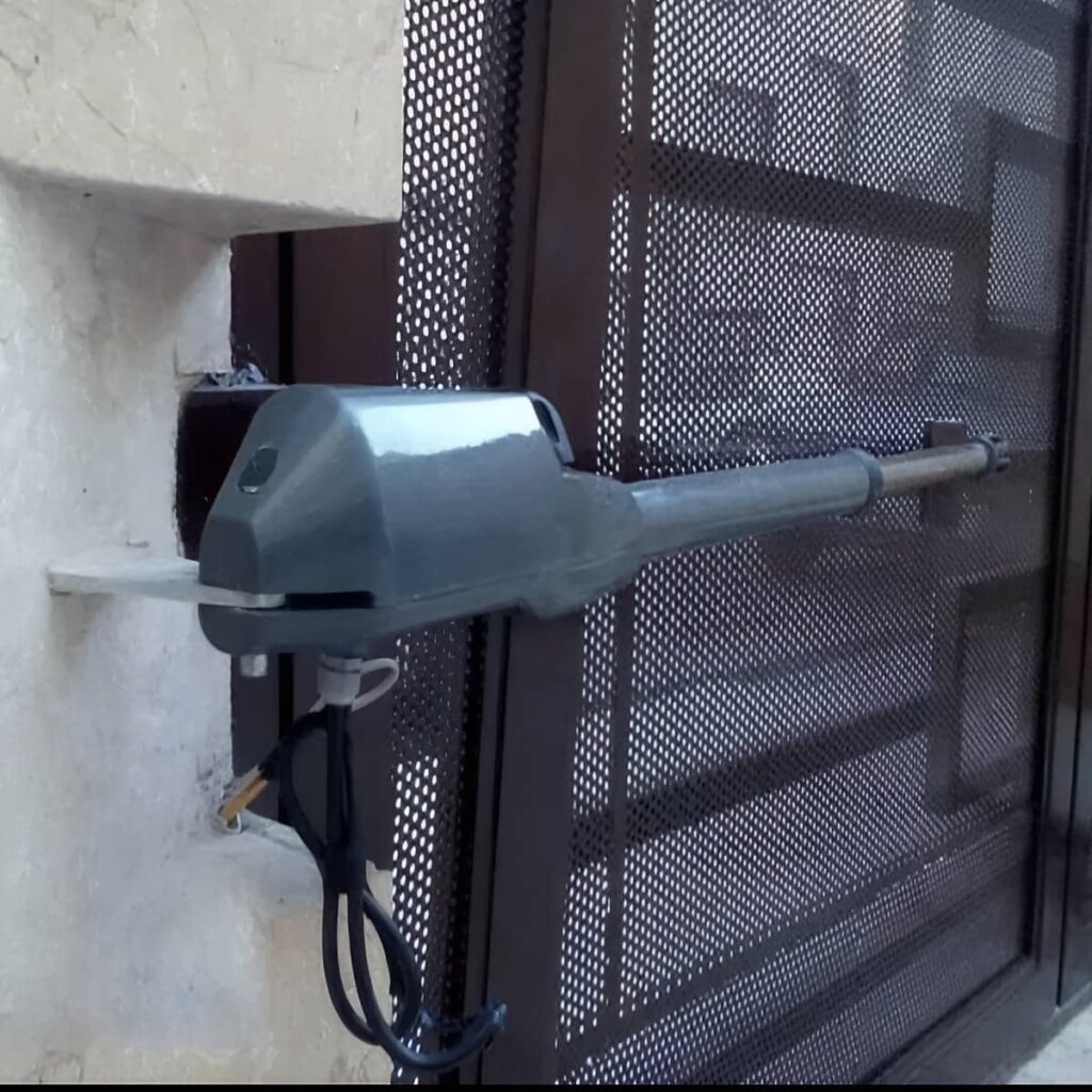 جک درب پارکینگ فلزی کنار در ورودی