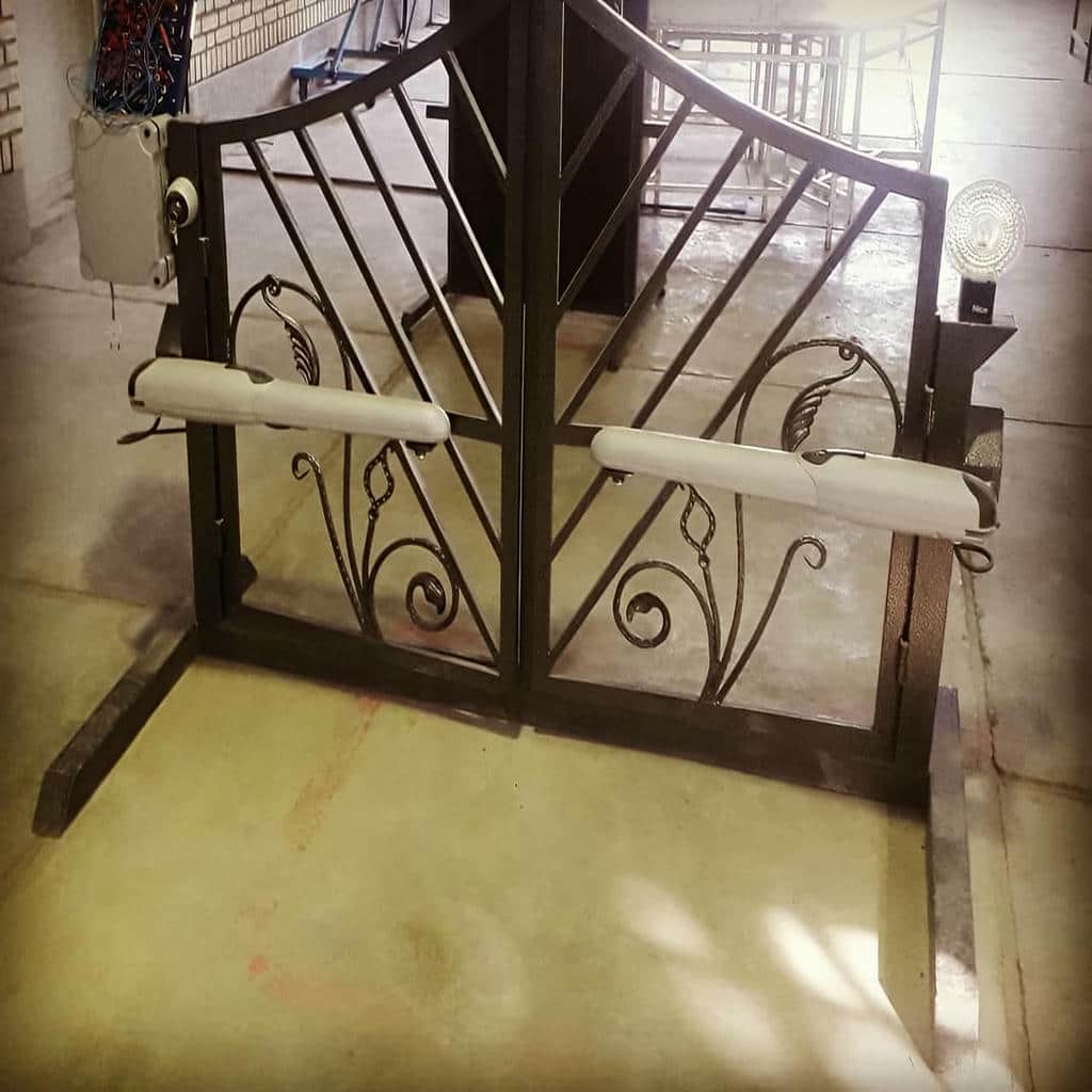 جک درب پارکینگ نصب شده روی در ورودی استان اصفهان جک درب پارکینگ نصب شده روی در ورودی استان اصفهان