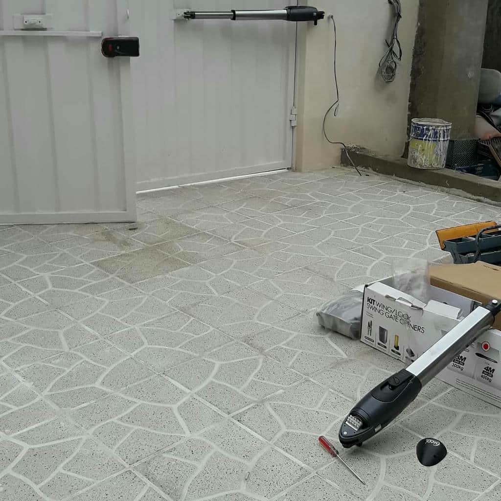 جک درب پارکینگ کنار درب آهنی حیاط جک درب پارکینگ کنار درب آهنی حیاط