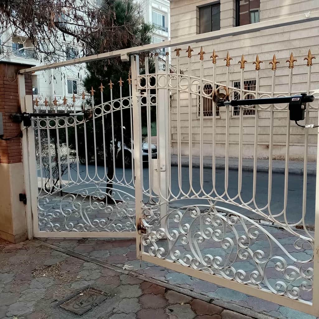 جک درب پارکینگ کنار درب دولنگه حیاط جک درب پارکینگ کنار درب دولنگه حیاط