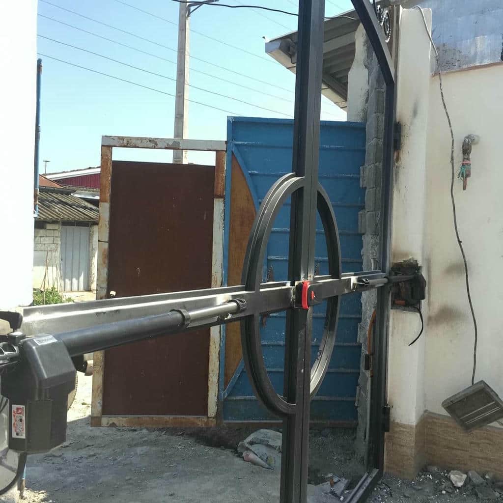 جک پارکینگی بازویی روی درب فلزی
