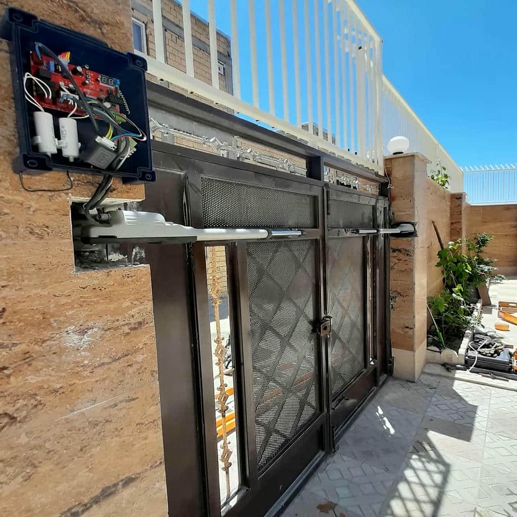 جک پارکینگی بازویی کنار درب حیاط آهنی جک پارکینگی بازویی کنار درب حیاط آهنی