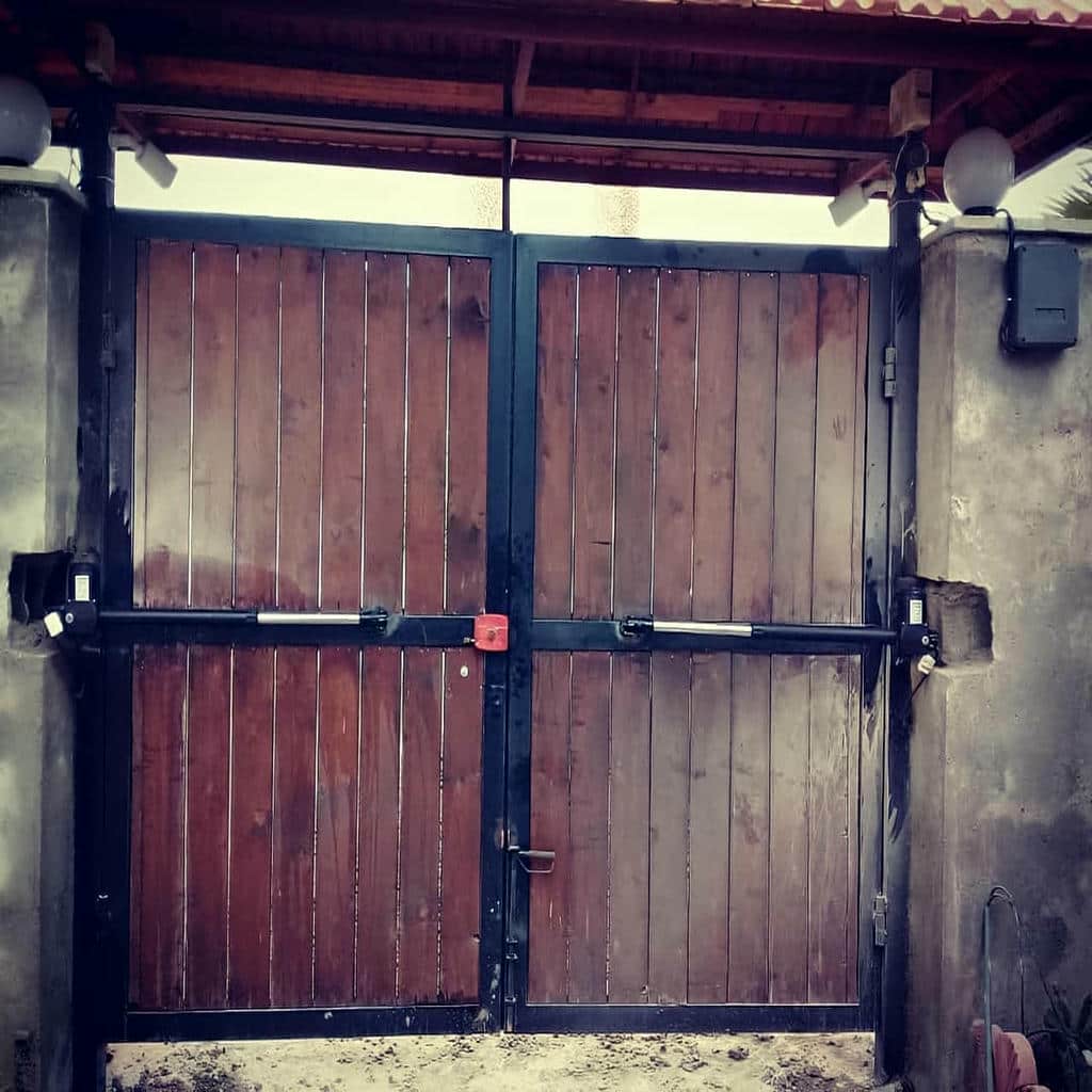 جک پارکینگی دولنگه روی درب فلزی