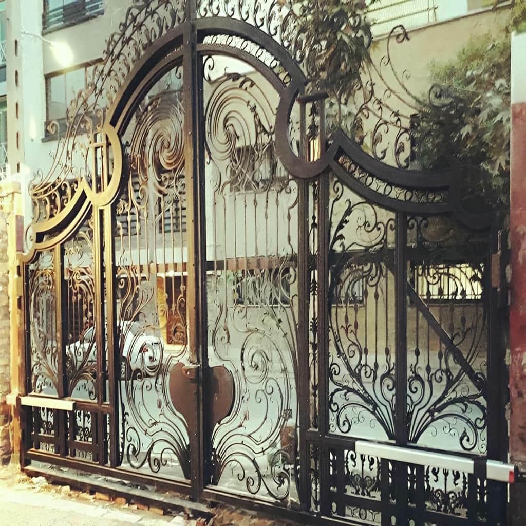 جک پارکینگی روی درب دولنگه در استان لرستان