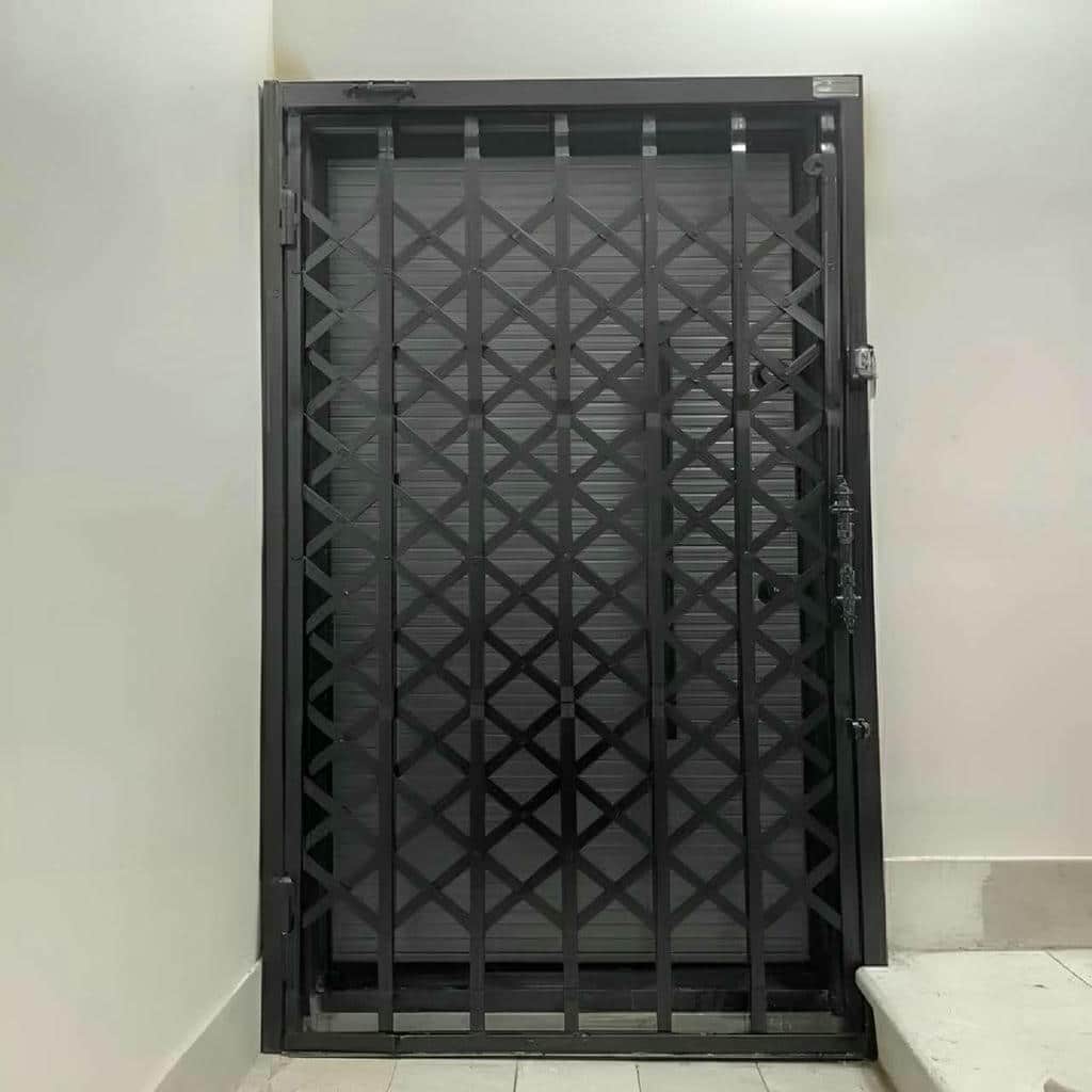حفاظ درب آکاردئونی با اتصالات فلزی