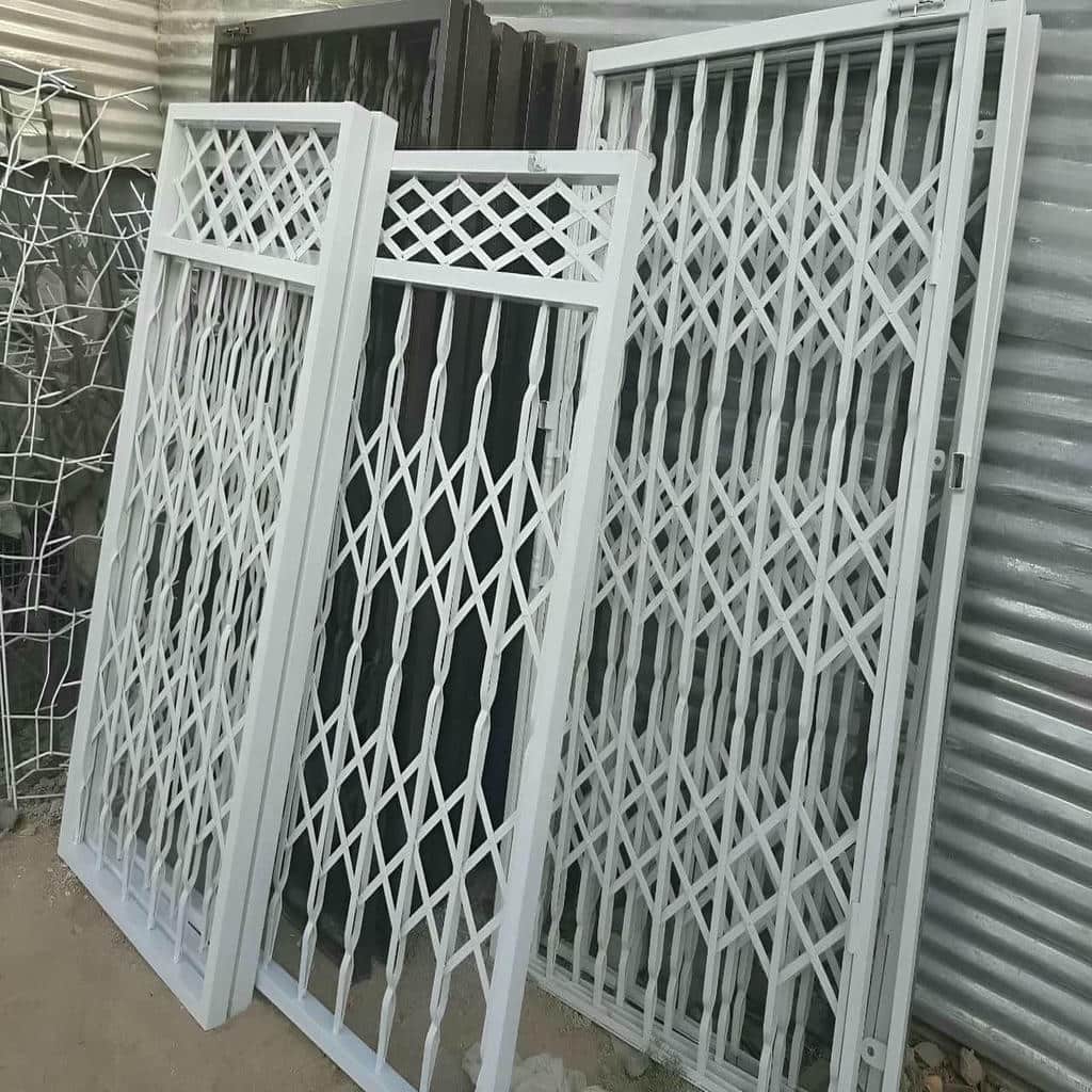 حفاظ درب آکاردئونی با قفل مرکزی و بدنه مشکی