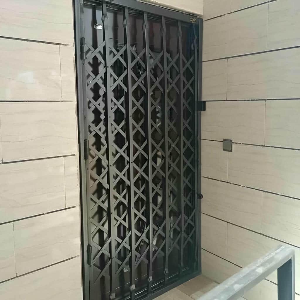 حفاظ درب آکاردئونی با قفل مرکزی حفاظ درب آکاردئونی با قفل مرکزی