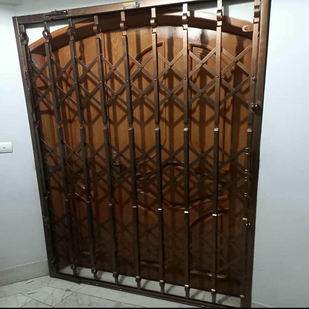حفاظ درب آکاردئونی با قفل چندزبانه