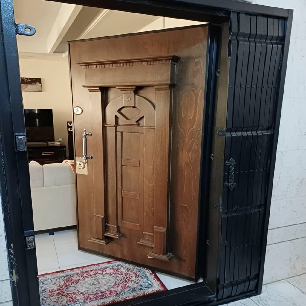 حفاظ درب آکاردئونی با پوشش رنگی تیره