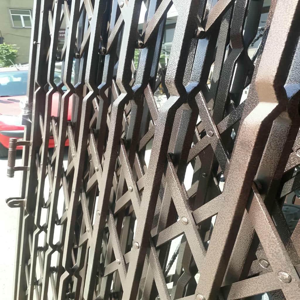 حفاظ درب آکاردئونی برای ورودی آپارتمان حفاظ درب آکاردئونی برای ورودی آپارتمان