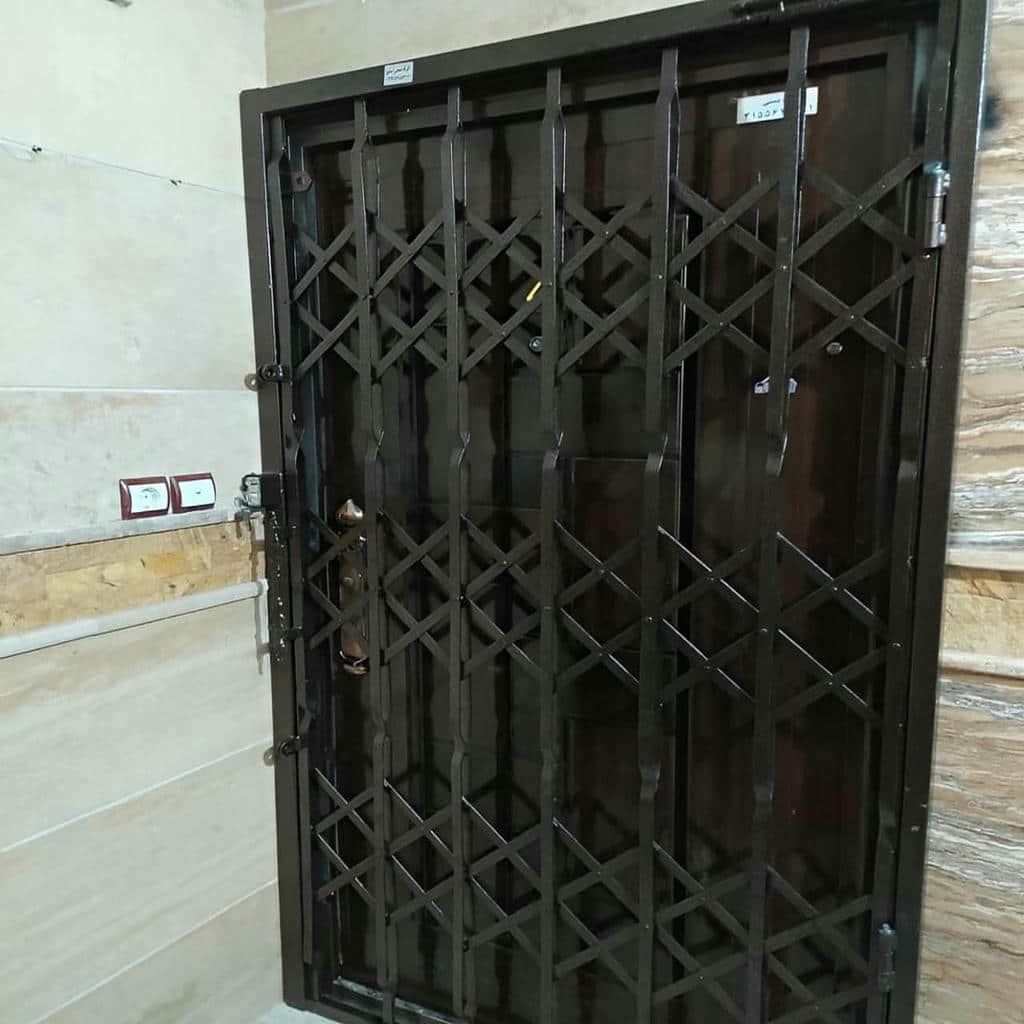 حفاظ درب آکاردئونی بسته روی ورودی آپارتمان