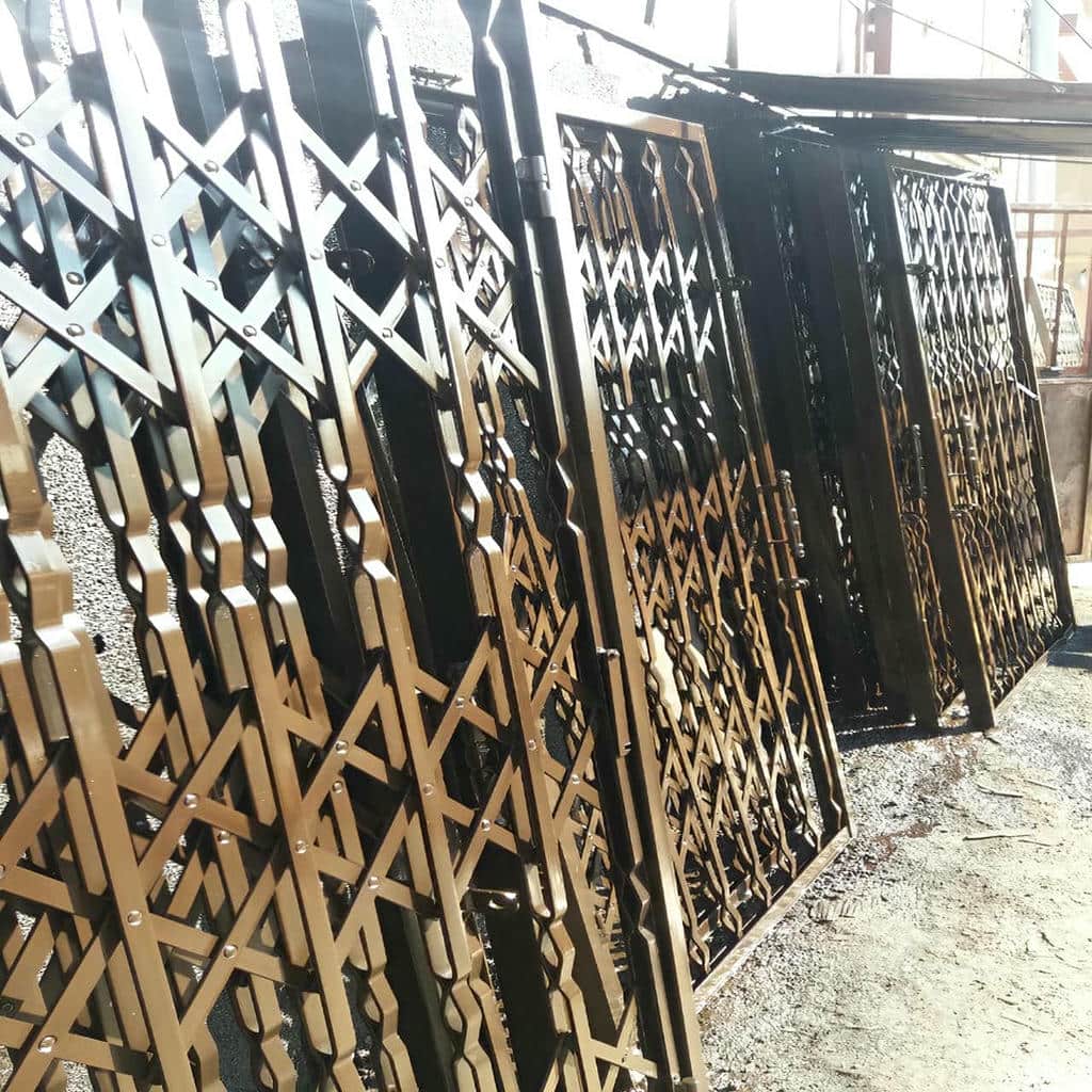 حفاظ درب آکاردئونی تاشو در ورودی آپارتمان
