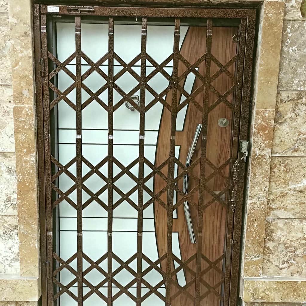 حفاظ درب آکاردئونی جمع شده مقابل واحد تازه تحویل