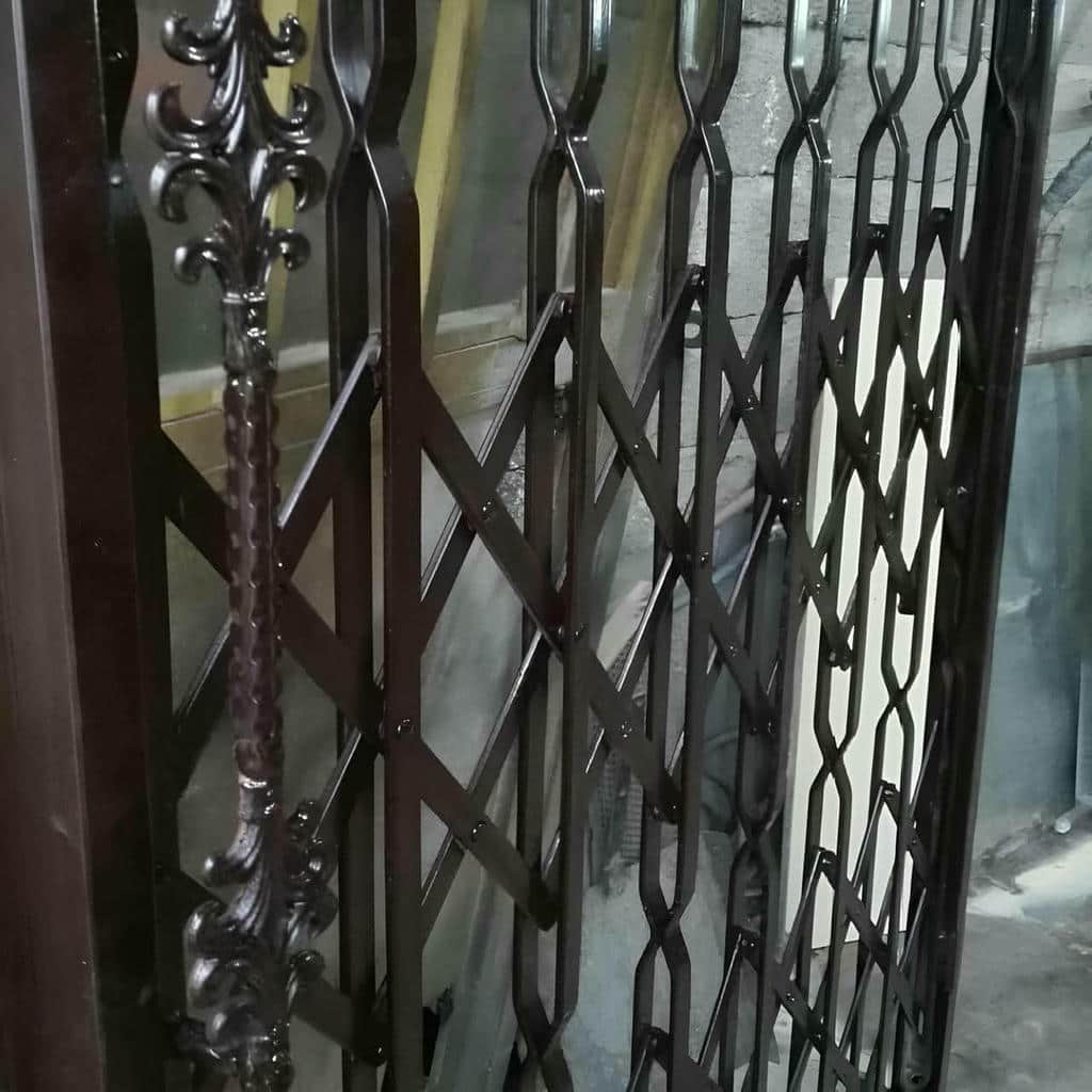 حفاظ درب آکاردئونی جمع شده کنار چهارچوب حفاظ درب آکاردئونی جمع شده کنار چهارچوب