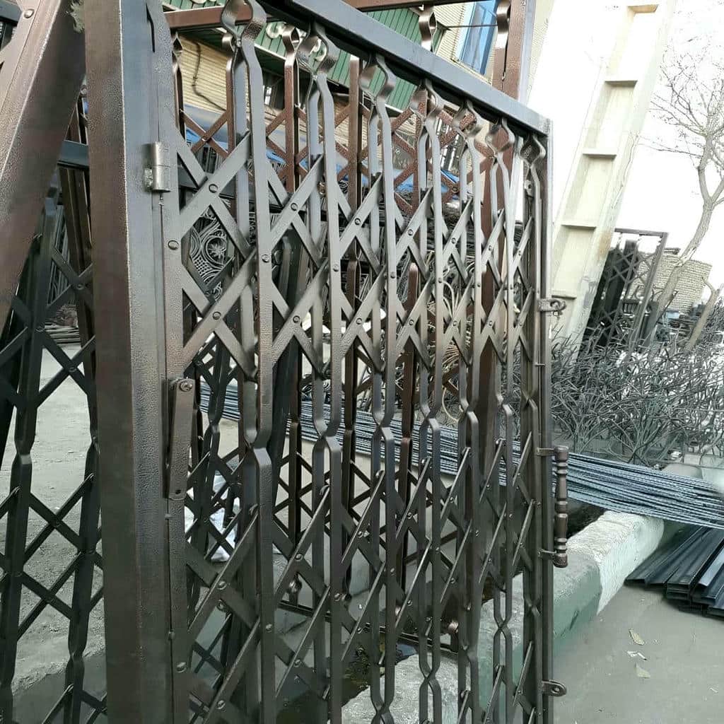 حفاظ درب آکاردئونی جمع شونده کنار چهارچوب حفاظ درب آکاردئونی جمع شونده کنار چهارچوب