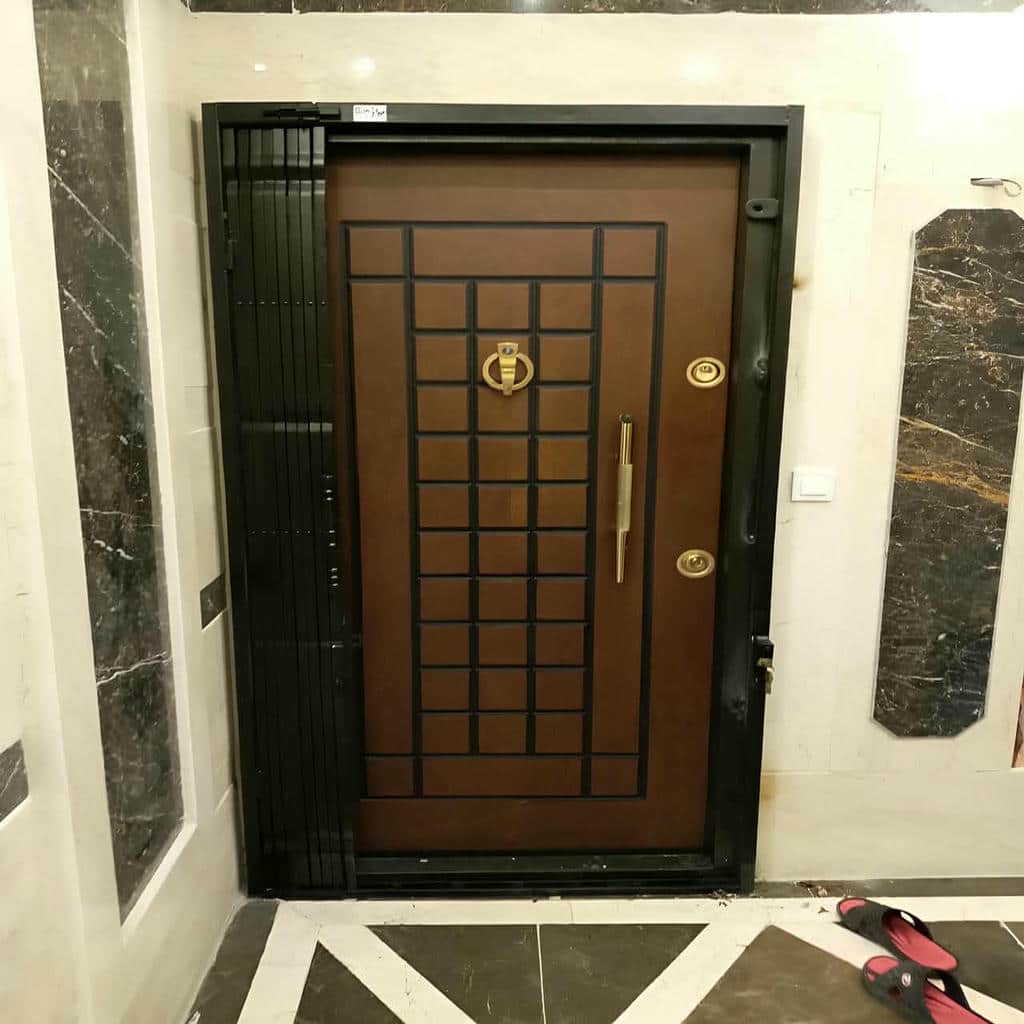 حفاظ درب آکاردئونی خاکستری داخل پاگرد استان ایلام