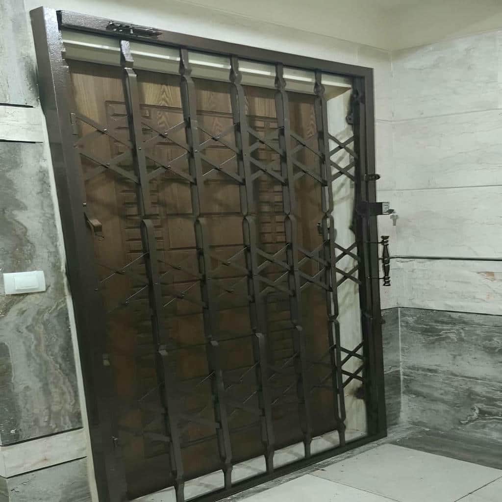 حفاظ درب آکاردئونی در نمای راهروی گرگان