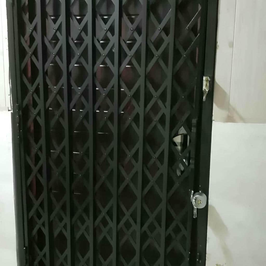 حفاظ درب آکاردئونی رنگ تیره در استان اردبیل حفاظ درب آکاردئونی رنگ تیره در استان اردبیل
