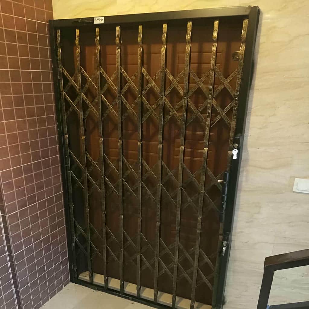 حفاظ درب آکاردئونی زنجان در ورودی راهروی مشترک حفاظ درب آکاردئونی زنجان در ورودی راهروی مشترک
