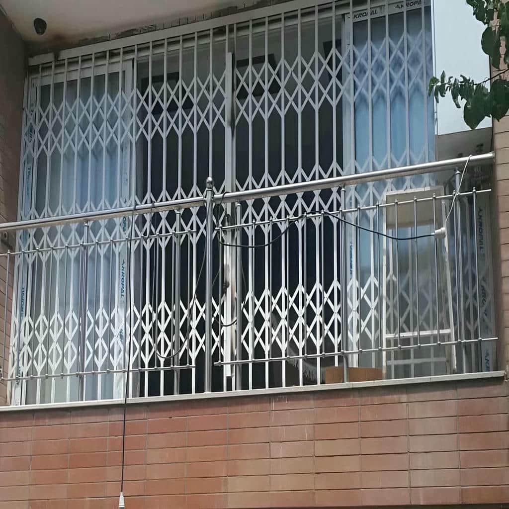 حفاظ درب آکاردئونی سفارشی برای ورودی ساختمان استان آذربایجان شرقی