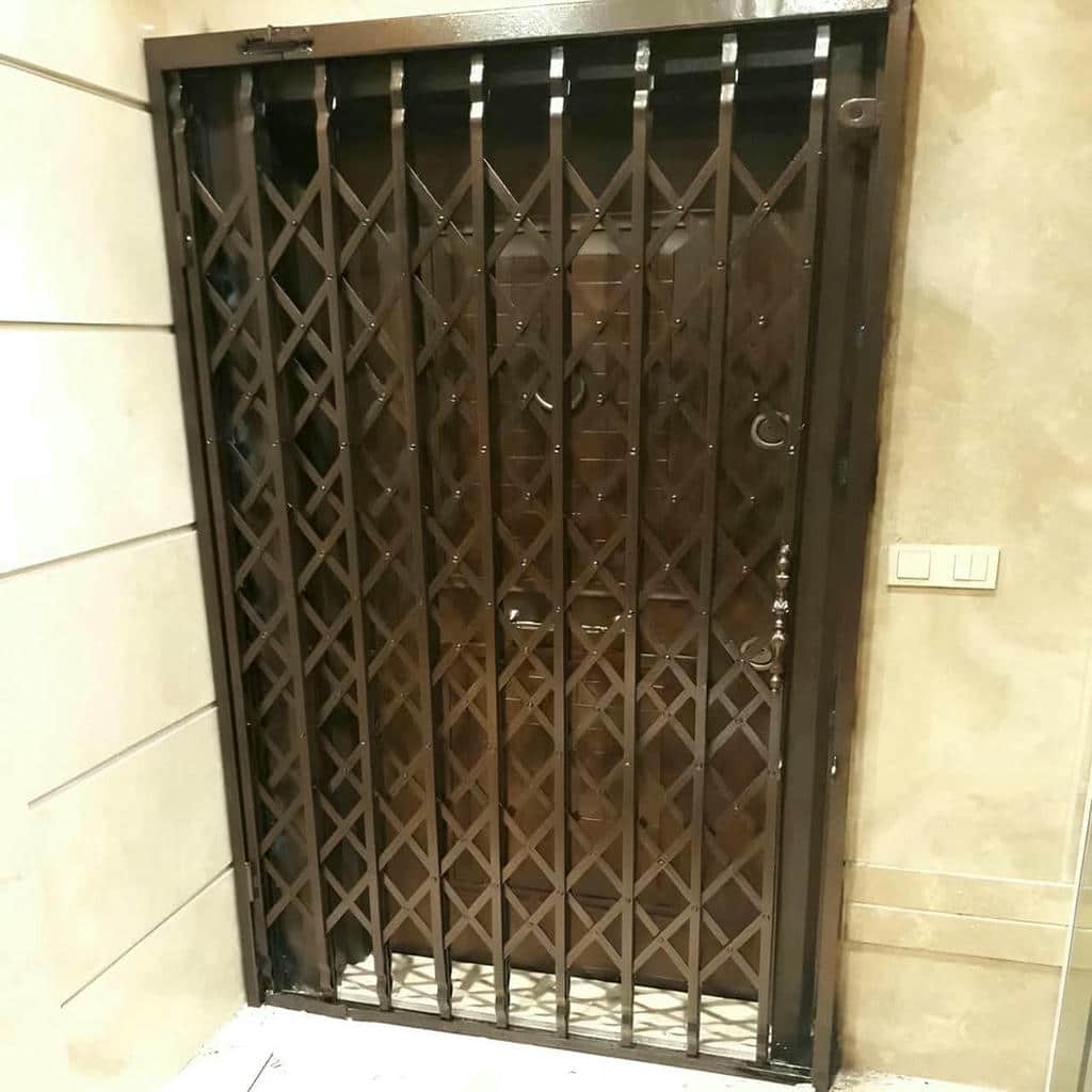حفاظ درب آکاردئونی سفید در پاگرد کم عرض