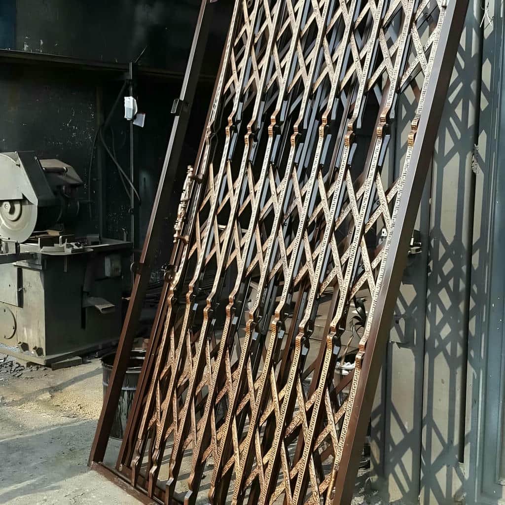 حفاظ درب آکاردئونی شیراز با پوشش مشکی مات