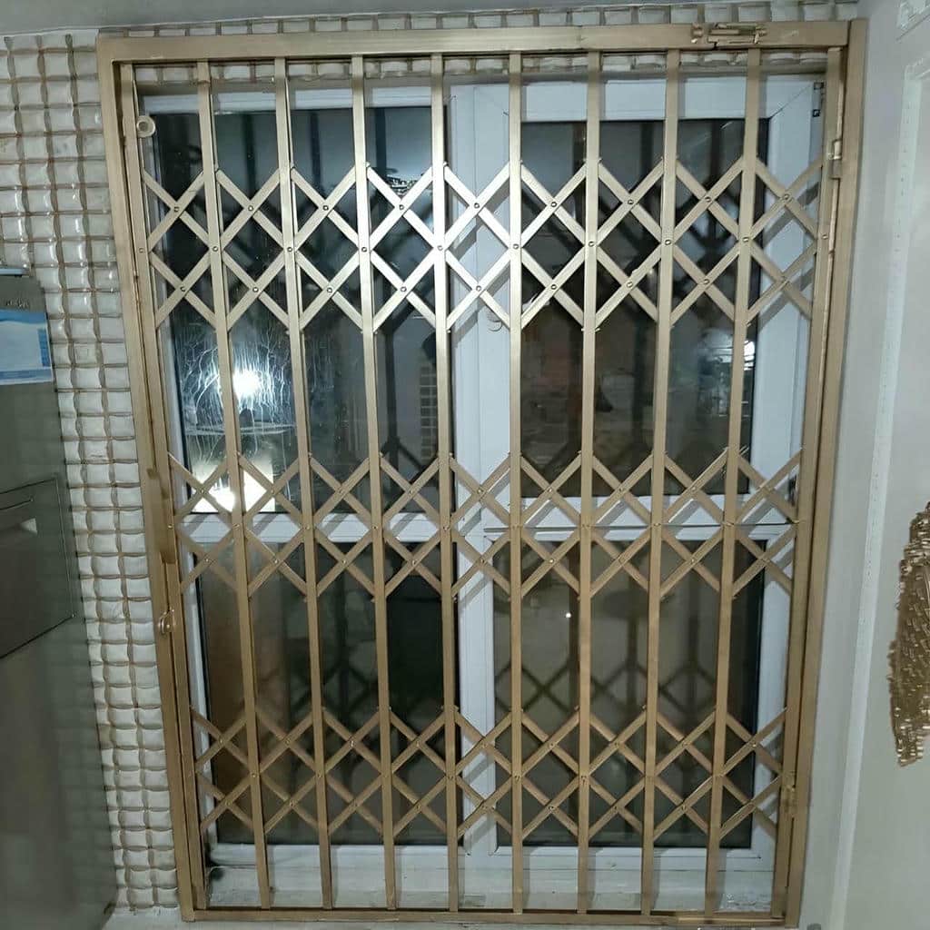 حفاظ درب آکاردئونی فلزی تیره در ارومیه