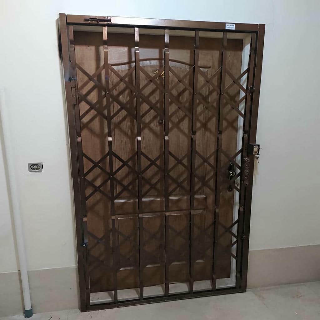 حفاظ درب آکاردئونی مشکی برای ورودی آپارتمان حفاظ درب آکاردئونی مشکی برای ورودی آپارتمان
