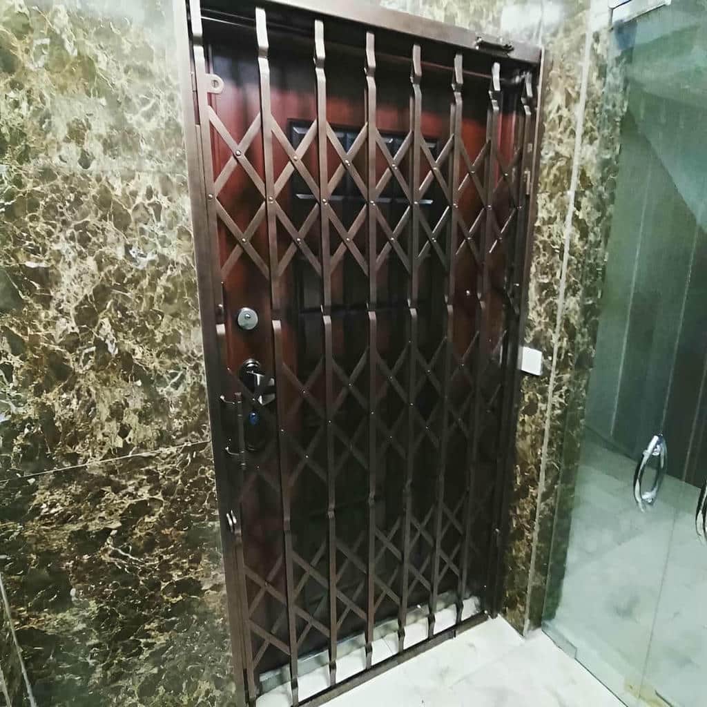 حفاظ درب آکاردئونی مشکی روی دهانه عریض مجتمع رشت