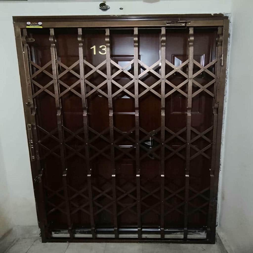 حفاظ درب آکاردئونی مشکی روی چهارچوب روشن استان هرمزگان حفاظ درب آکاردئونی مشکی روی چهارچوب روشن استان هرمزگان