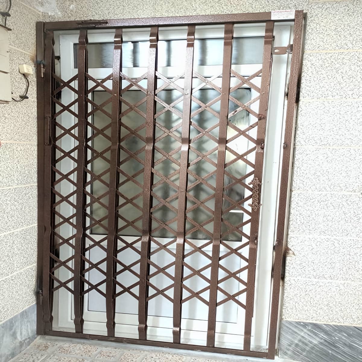 حفاظ درب آکاردئونی مشکی مات در یاسوج